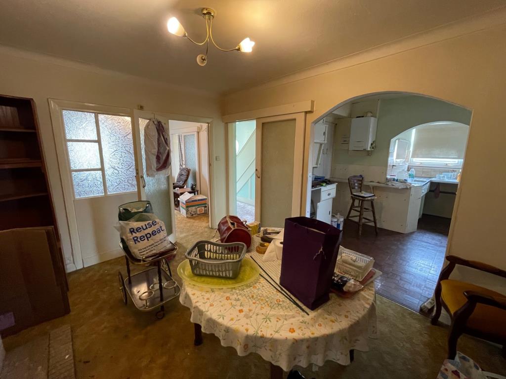 Lot: 7 - THREE-BEDROOM END-TERRACE HOUSE FOR IMPROVEMENT - Kitchen and Dining Room